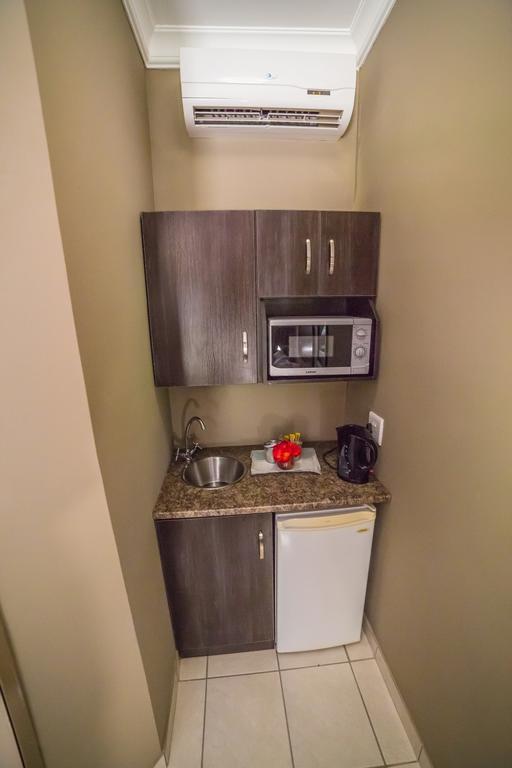 Beryl1 Guest House Клерксдорп Экстерьер фото